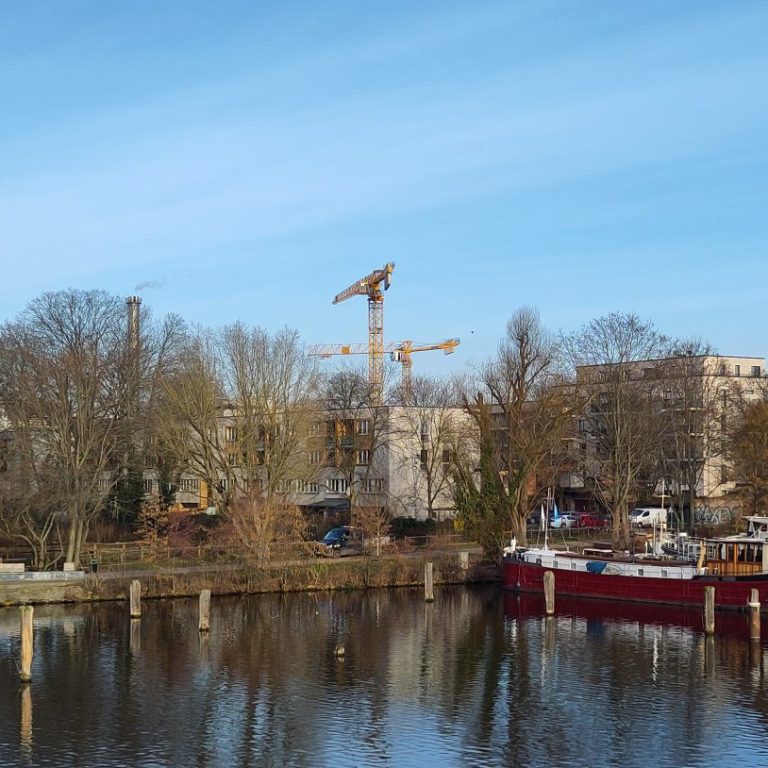 Baustelle mit Kran im Hintergrund