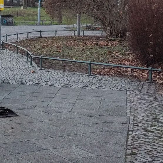 Baustelle mit Kran im Hintergrund