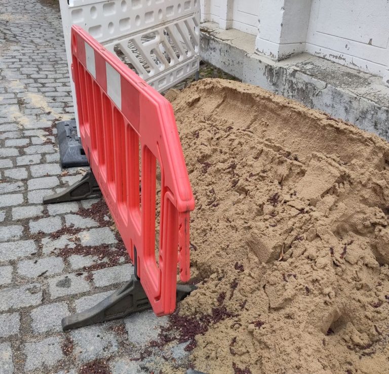 Baustelle mit Kran im Hintergrund
